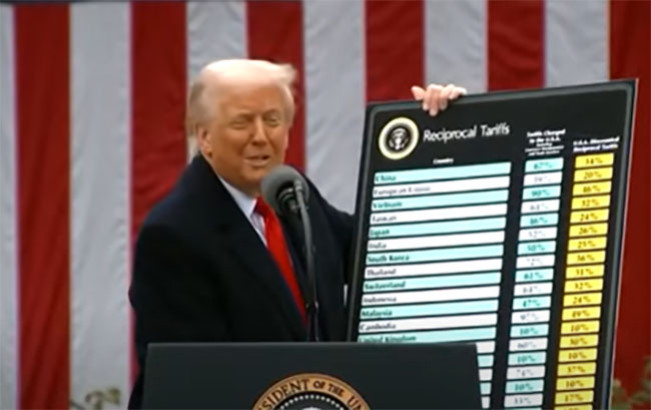 Presiden Donald Trump saat pertama kalinya memamerkan tarif import baru AS/Foto: Instagram trump